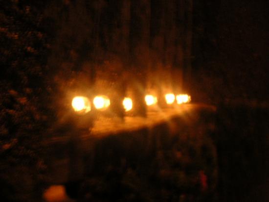Jolies bougies sur le bord des marches