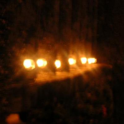 Jolies bougies sur le bord des marches